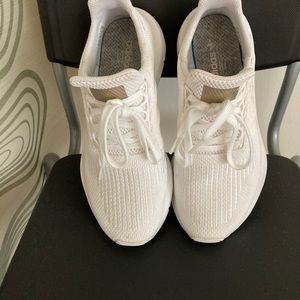 Adidas Swift Run casual sneakers